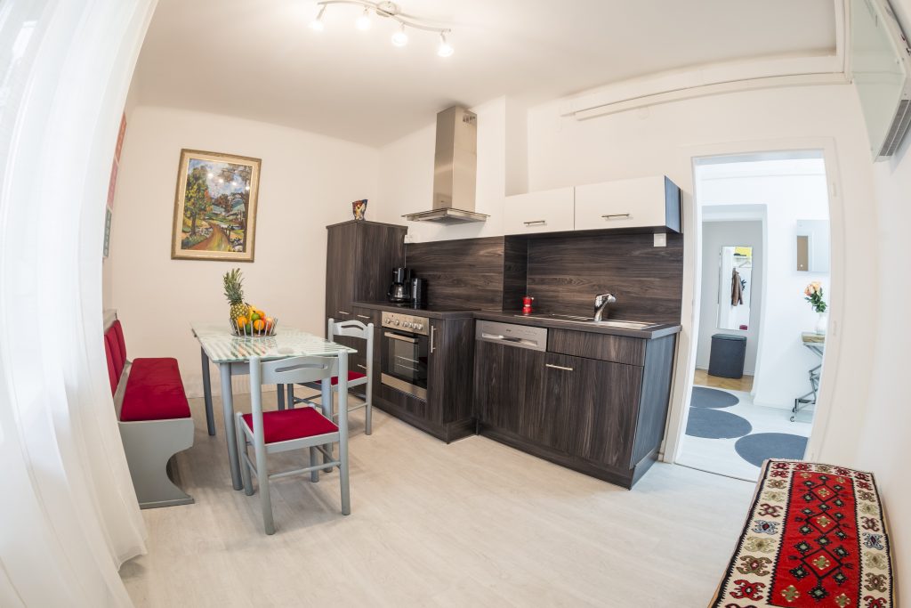 Apartment Dietrichsteinplatz Küche Esstisch Foto: © Dominic Erschen